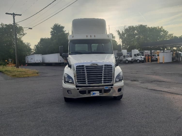 2018 Freightliner Cascadia — photo 2