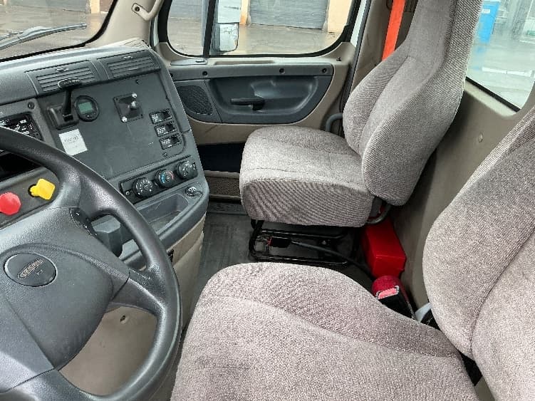 2018 Freightliner Cascadia — photo 10