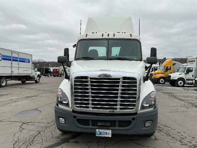 2018 Freightliner Cascadia — photo 2