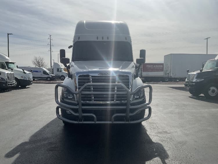 2018 Freightliner Cascadia — photo 2