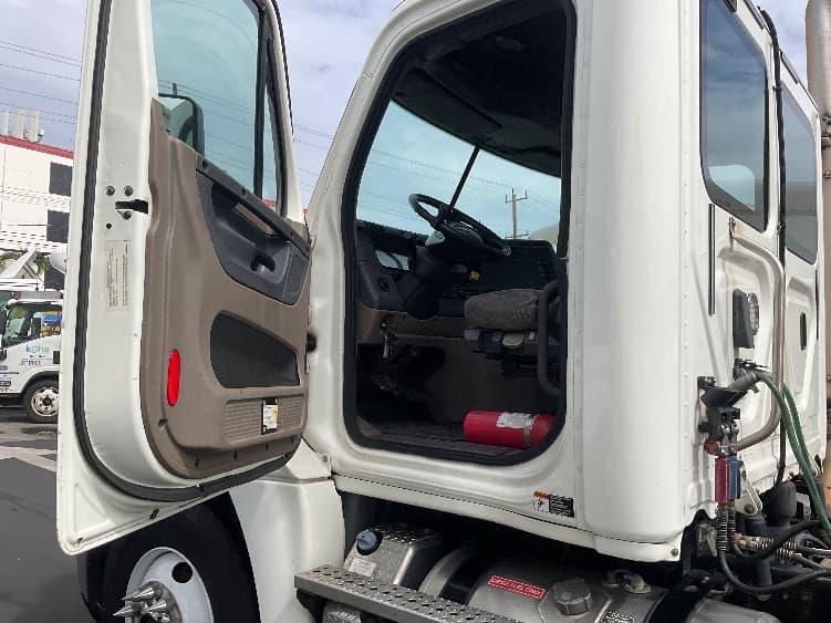 2018 Freightliner Cascadia — photo 9