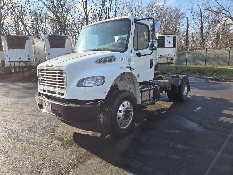 2018 Freightliner M2 106 — photo 3