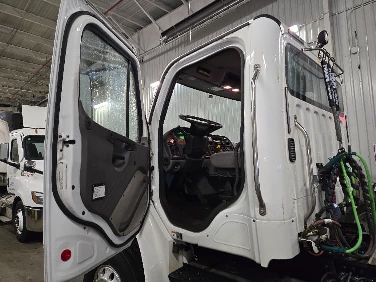 2018 Freightliner M2 106 — photo 9