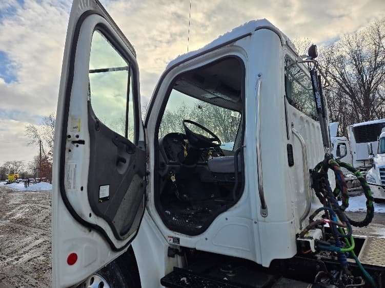 2018 Freightliner M2 106 — photo 9
