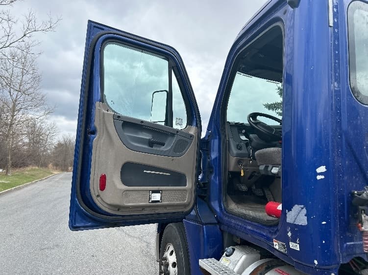 2018 Freightliner Cascadia — photo 9