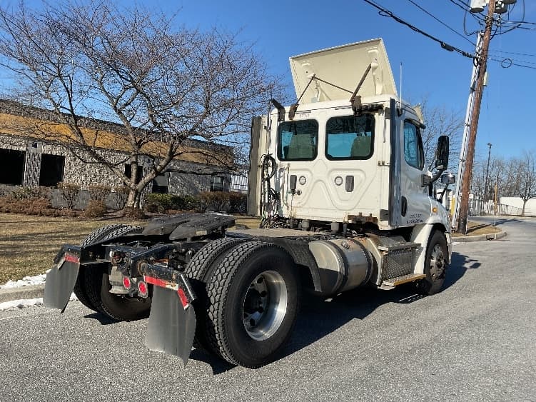 2017 Freightliner Cascadia — photo 7