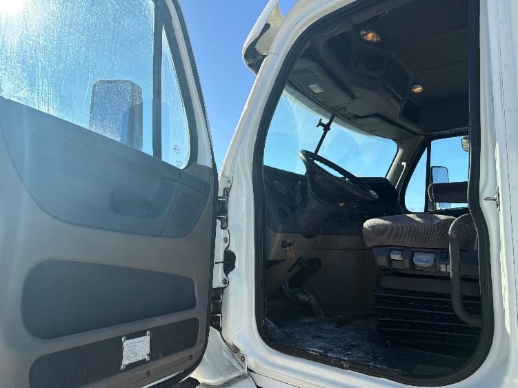 2018 Freightliner Cascadia — photo 9