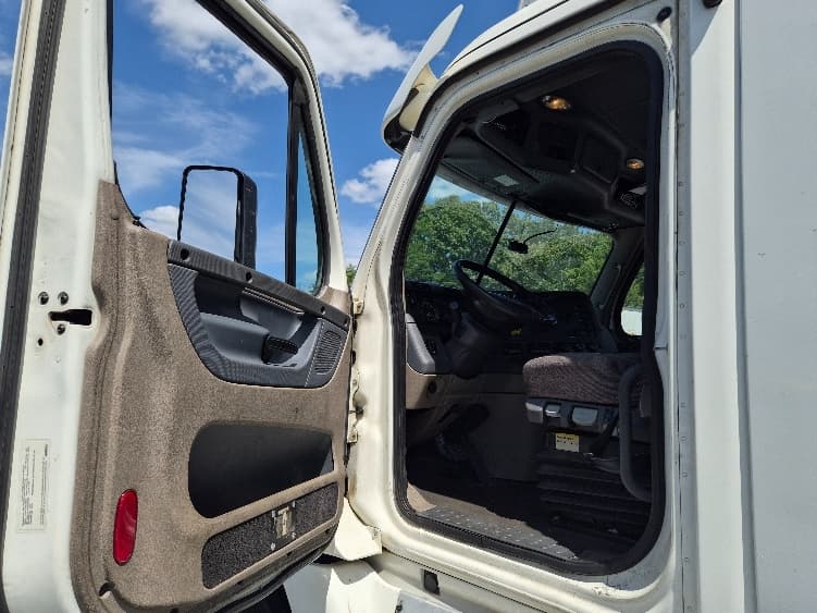 2018 Freightliner Cascadia — photo 9