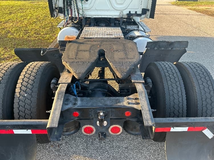 2017 Freightliner Cascadia — photo 6