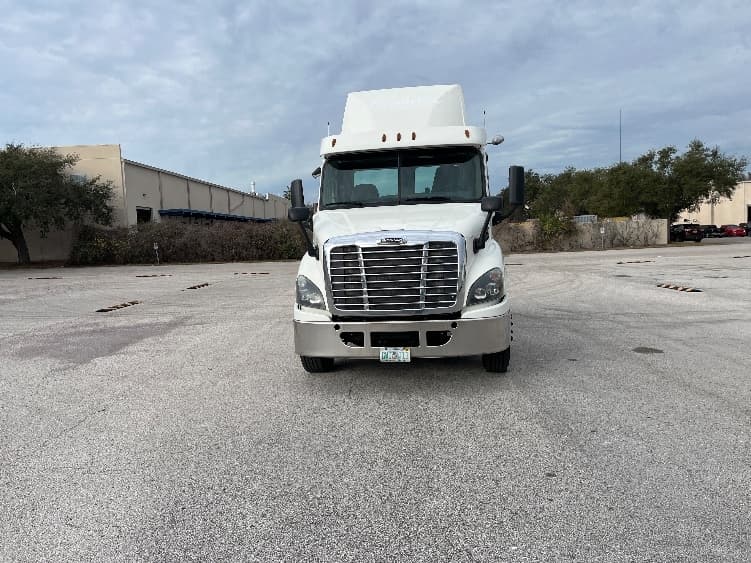 2017 Freightliner Cascadia — photo 2