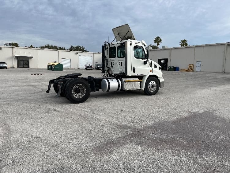 2017 Freightliner Cascadia — photo 7