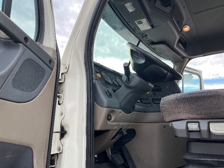 2017 Freightliner Cascadia — photo 9