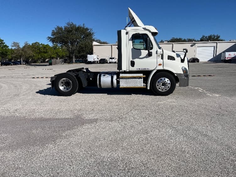 2017 Freightliner Cascadia — photo 8