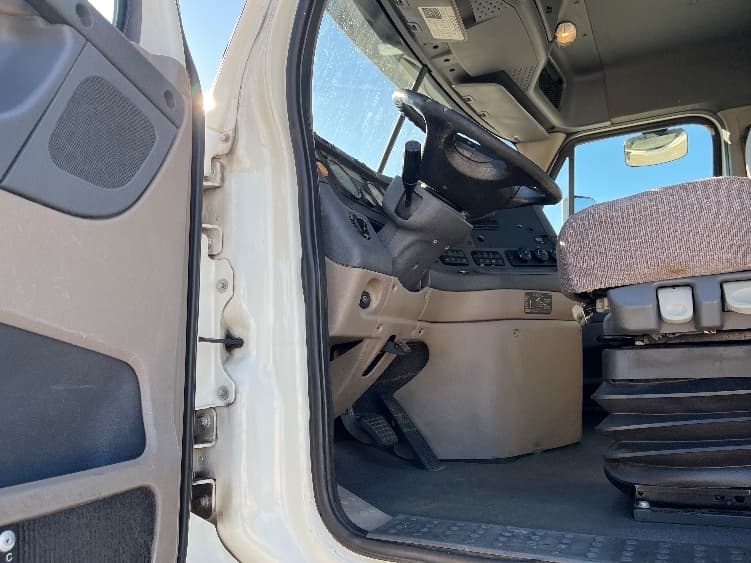 2017 Freightliner Cascadia — photo 9