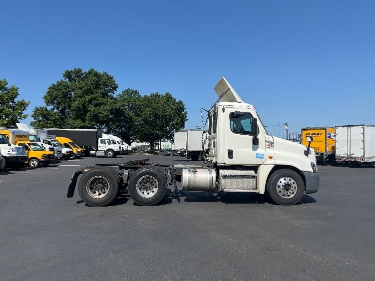 2018 Freightliner Cascadia — photo 8