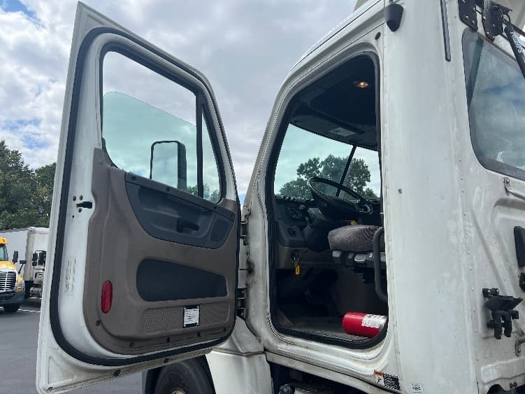 2018 Freightliner Cascadia — photo 9