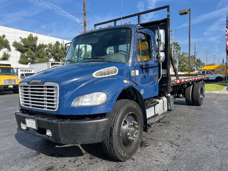 2018 Freightliner M2 106 — photo 3