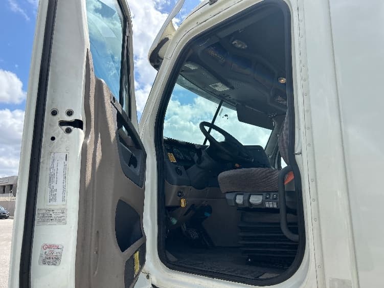 2017 Freightliner Cascadia — photo 9