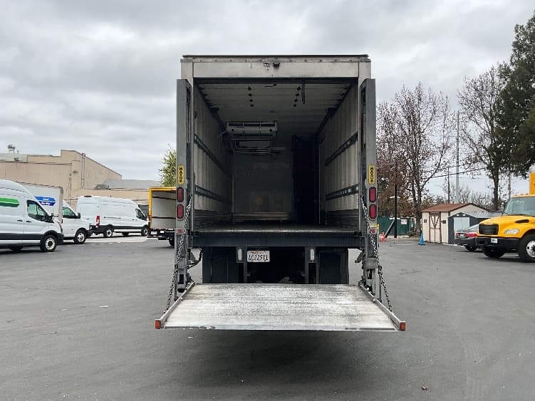 2018 Freightliner M2 106 — photo 9
