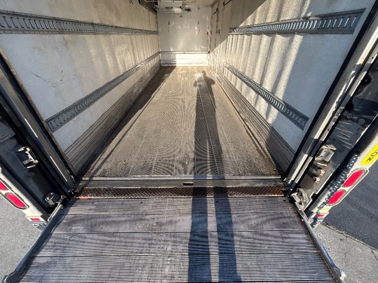 2018 Freightliner M2 106 — photo 10