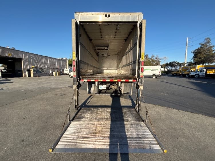 2018 Freightliner M2 106 — photo 8