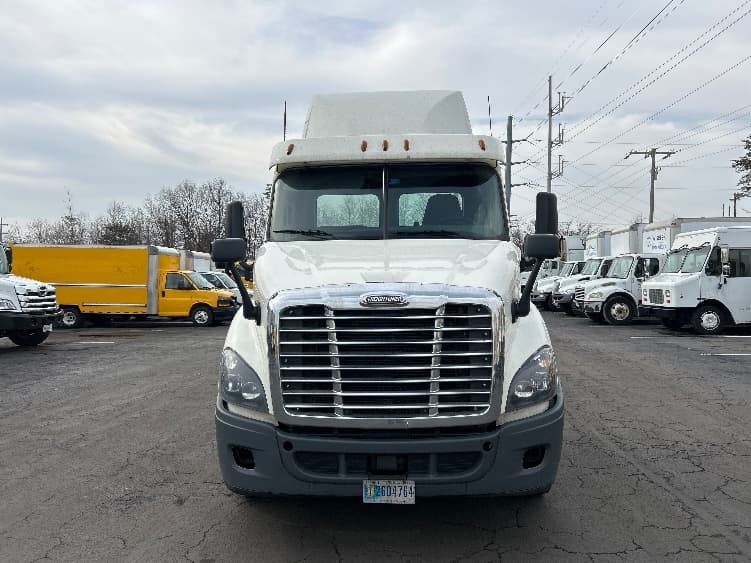 2018 Freightliner Cascadia — photo 2