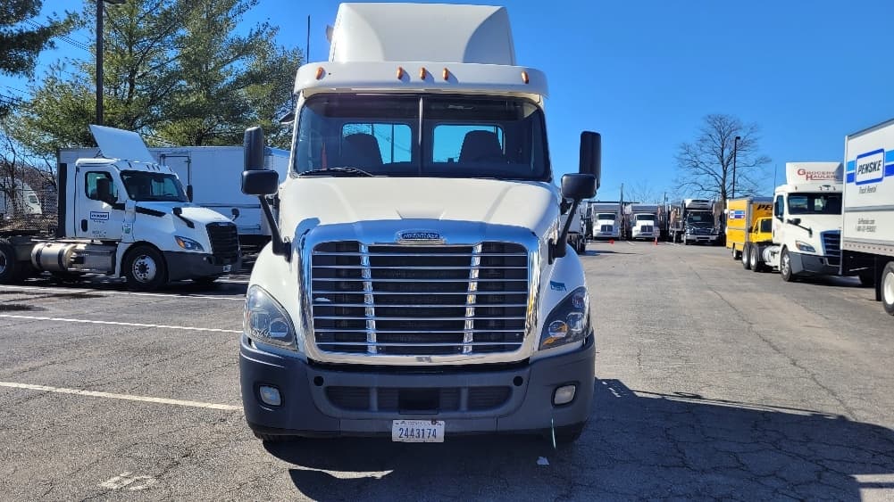 2017 Freightliner Cascadia — photo 2