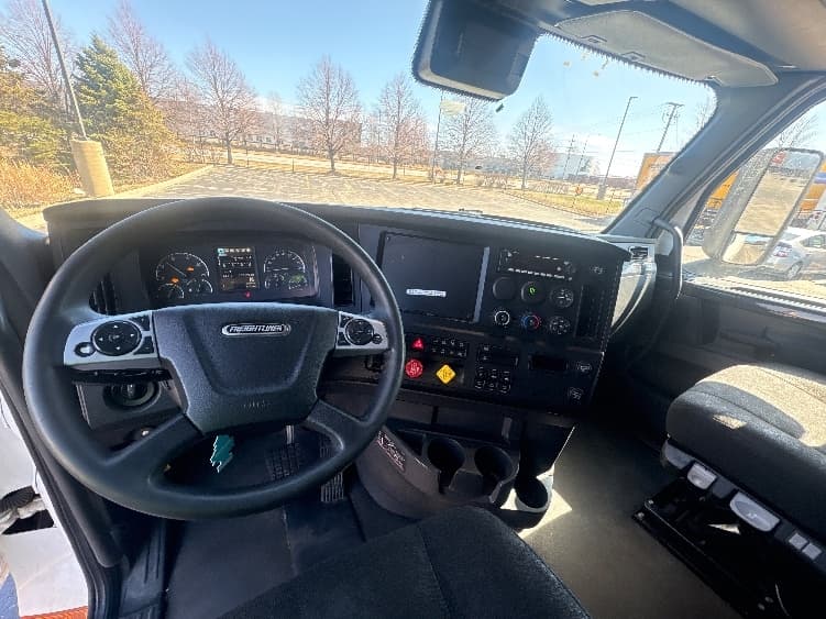 2023 Freightliner Cascadia — photo 10