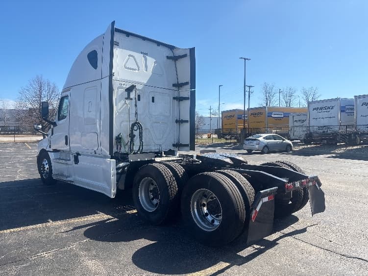 2023 Freightliner Cascadia — photo 4