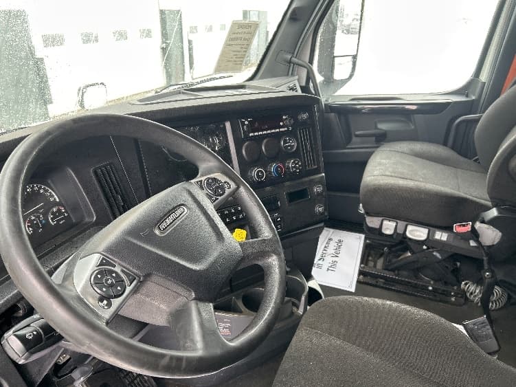 2023 Freightliner Cascadia — photo 10