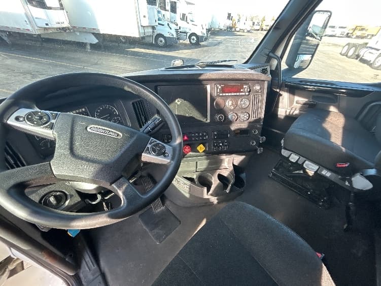 2023 Freightliner Cascadia — photo 10