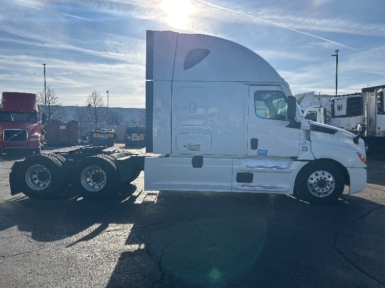 2023 Freightliner Cascadia — photo 8