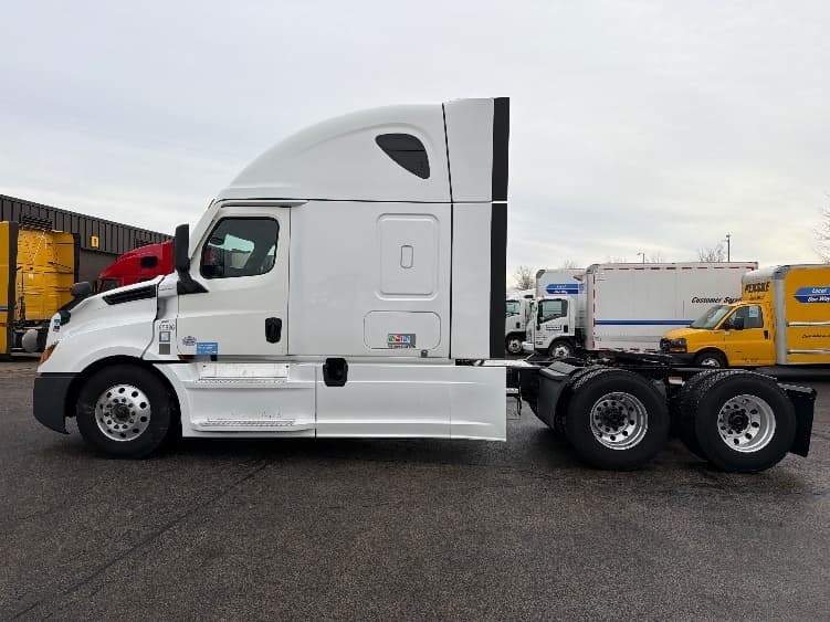 2023 Freightliner Cascadia — photo 8