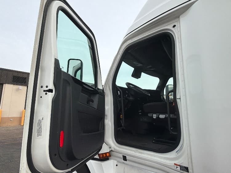 2023 Freightliner Cascadia — photo 9