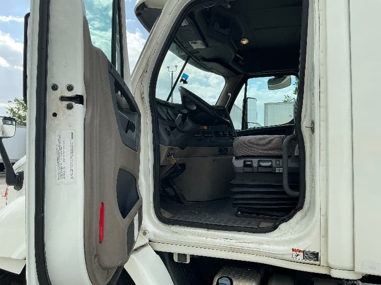 2017 Freightliner Cascadia — photo 9