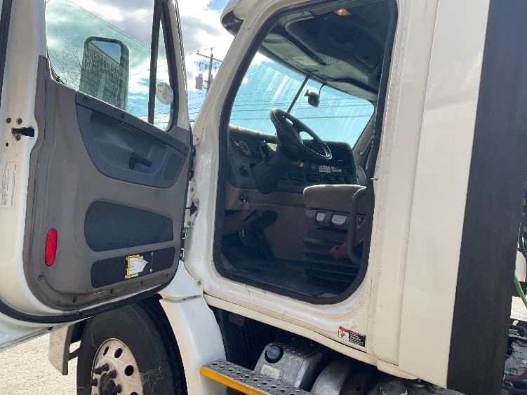 2017 Freightliner Cascadia — photo 9