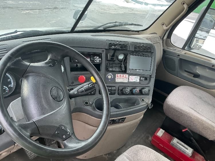 2017 Freightliner Cascadia — photo 10