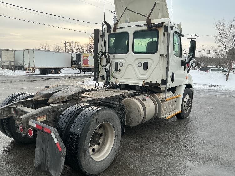 2017 Freightliner Cascadia — photo 7