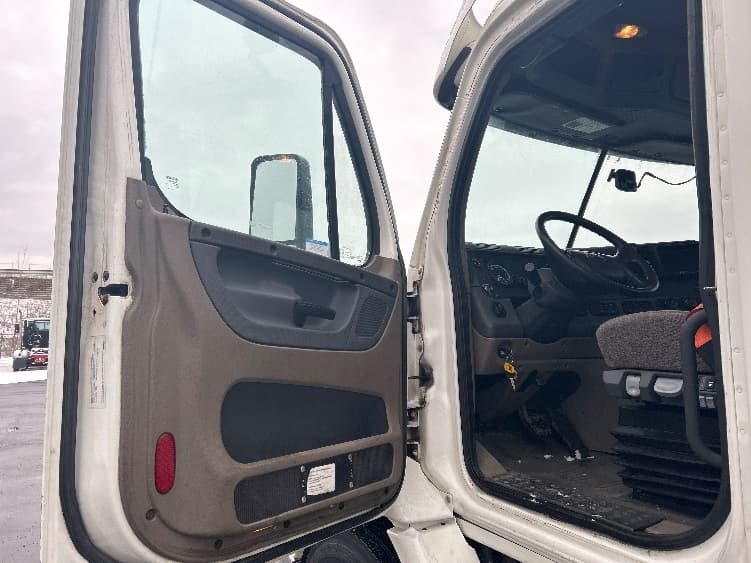 2017 Freightliner Cascadia — photo 9