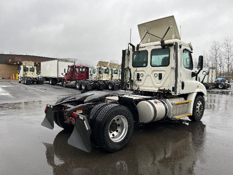 2017 Freightliner Cascadia — photo 7