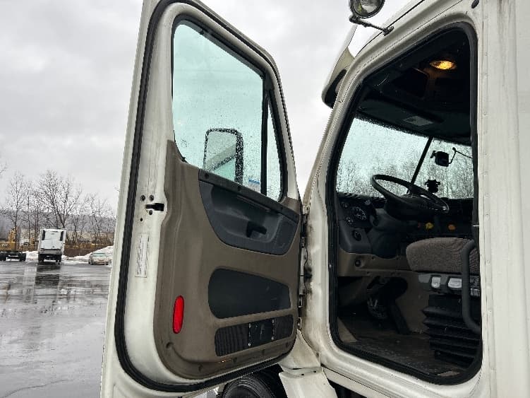 2017 Freightliner Cascadia — photo 9