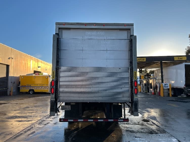 2018 Hino 268 — photo 7