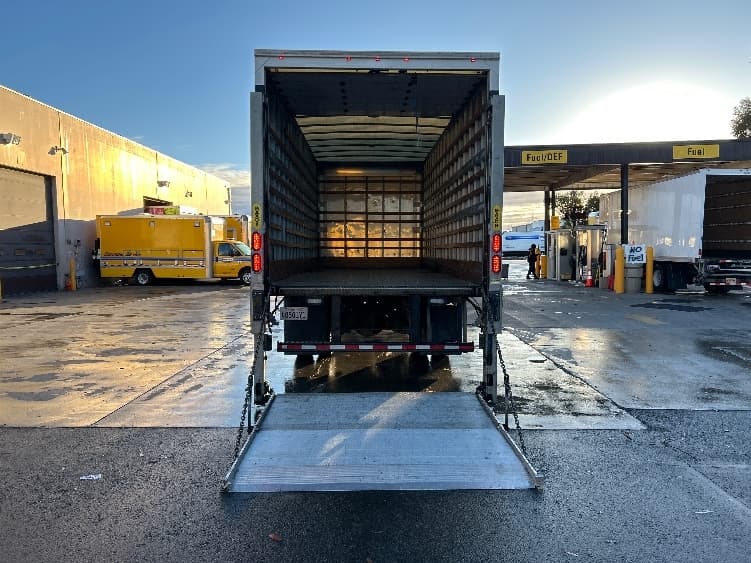 2018 Hino 268 — photo 9