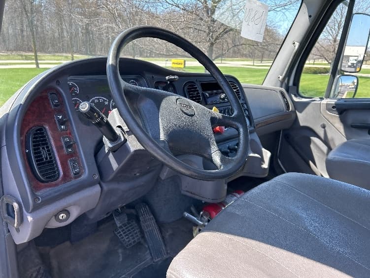 2018 Freightliner M2 106 — photo 10