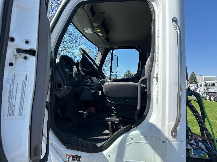 2018 Freightliner M2 106 — photo 9