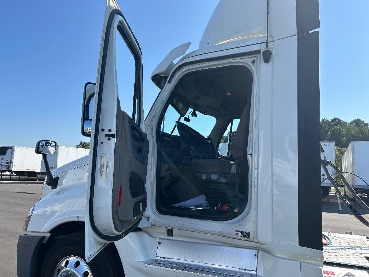 2018 Freightliner Cascadia — photo 9
