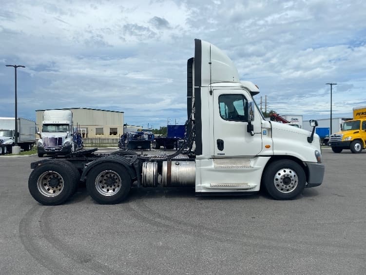 2018 Freightliner Cascadia — photo 8