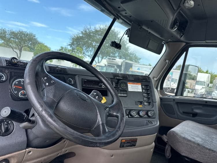 2018 Freightliner Cascadia — photo 10