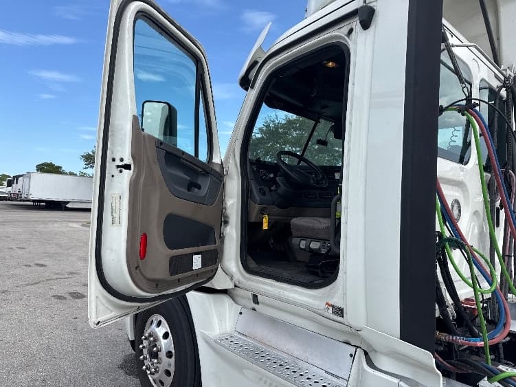 2018 Freightliner Cascadia — photo 9