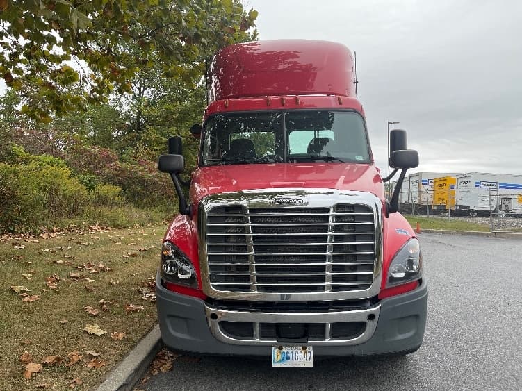2018 Freightliner Cascadia — photo 2